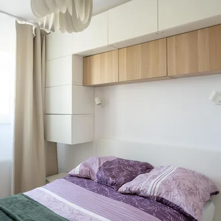 By And Sea アパート *